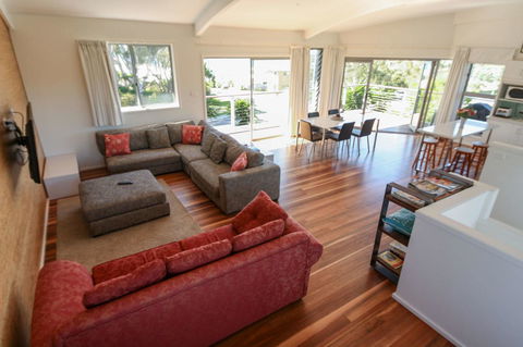 Valla's Beach House - VIC Tourism 9