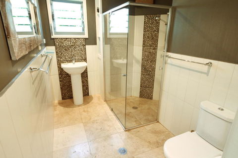 Valla's Beach House - VIC Tourism 13