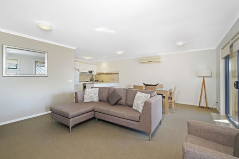 South Pacific Apartments - VIC Tourism 9