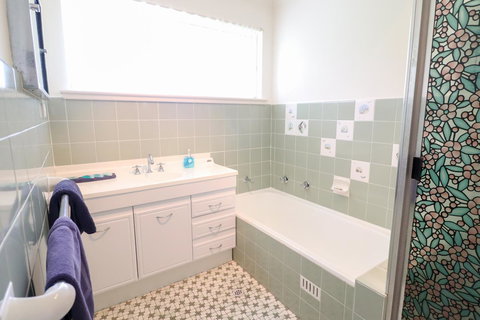 Coastal Horizons Beach House - VIC Tourism 11