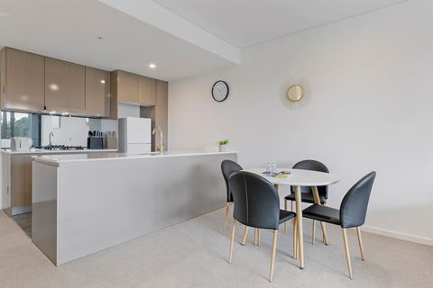 Stylish And Neat Two Bed Apartment In Wentworth Point - VIC Tourism 3