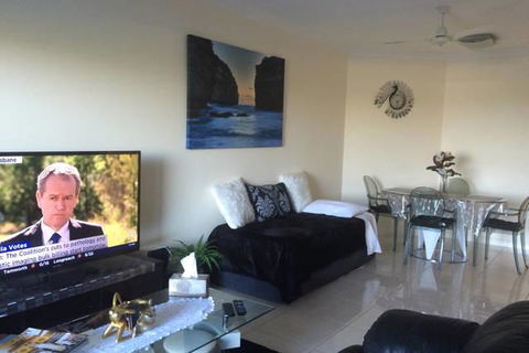 Nomikis\'On The Avenue - VIC Tourism 18