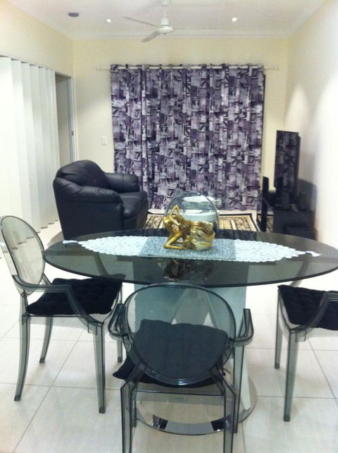 Nomikis\'On The Avenue - VIC Tourism 20