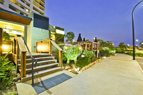 Nomikis\'On The Avenue - VIC Tourism 2