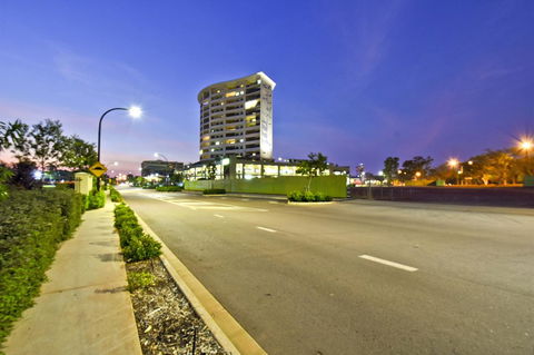 Nomikis\'On The Avenue - VIC Tourism 10