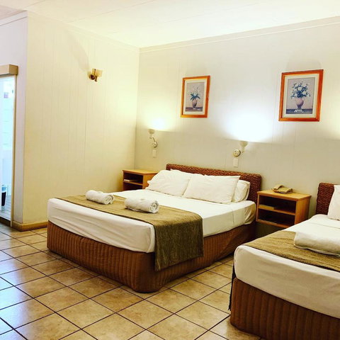 Pine Tree Motel - VIC Tourism 24