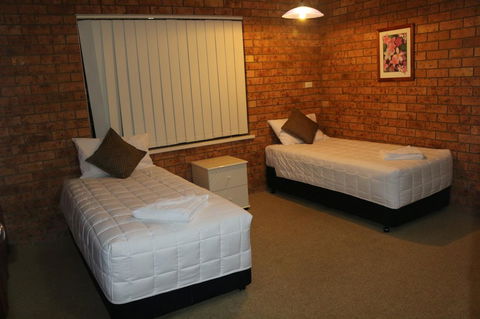 Golden Sands Motor Inn - VIC Tourism 5