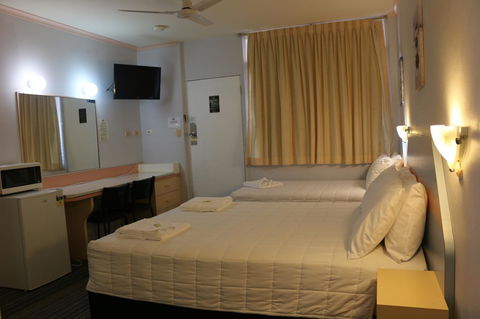 Golden Sands Motor Inn - VIC Tourism 25