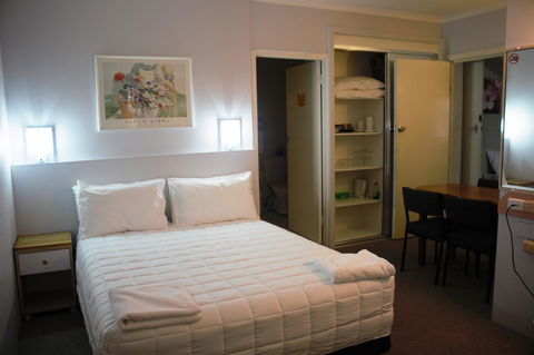 Golden Sands Motor Inn - VIC Tourism 1
