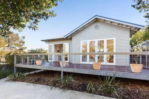 BOUTIQUE STAYS - Queen Adelaide - VIC Tourism 0