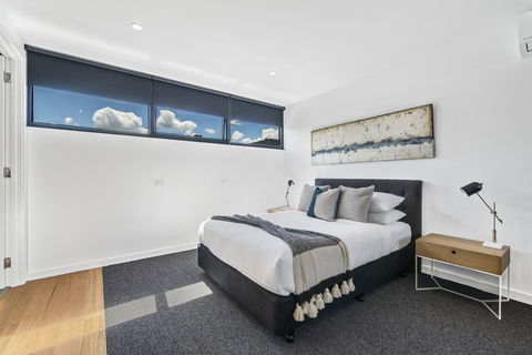 Brand New Beachside Studio Apartment - VIC Tourism 0