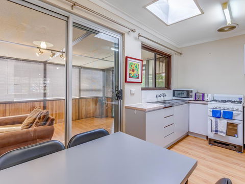 Bright, Neat & Convenient House - VIC Tourism 1