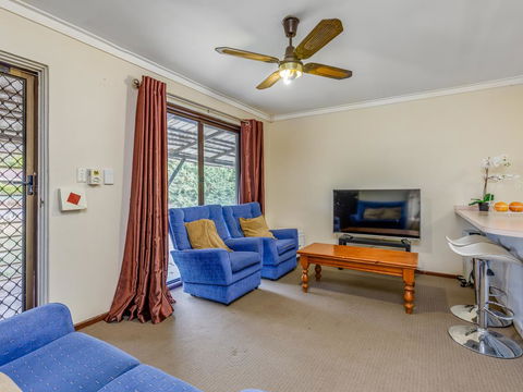 Bright, Neat & Convenient House - VIC Tourism 0