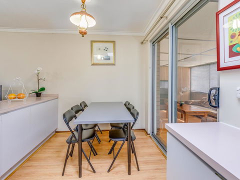 Bright, Neat & Convenient House - VIC Tourism 2