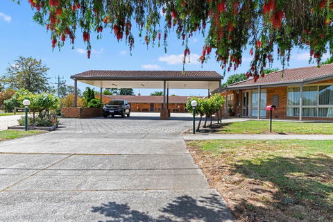 Broadford Sugarloaf Motel - VIC Tourism 0