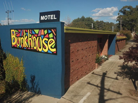 Bunkhouse Motel - VIC Tourism 0