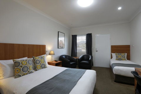 Cadman Motor Inn And Apartments - VIC Tourism 0
