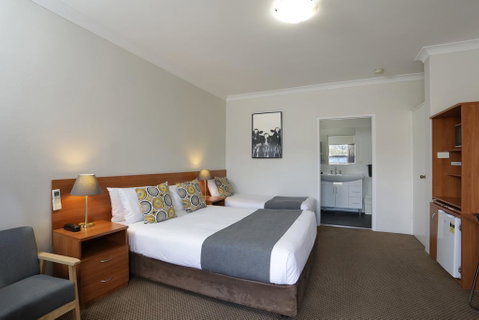 Cadman Motor Inn And Apartments - VIC Tourism 1