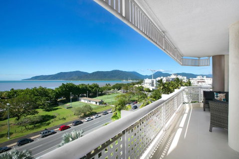 Cairns Luxury Seafront Apartment - VIC Tourism 2