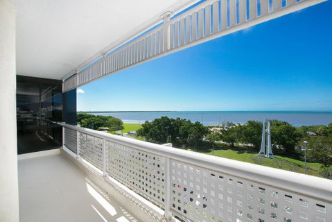 Cairns Luxury Seafront Apartment - VIC Tourism 3