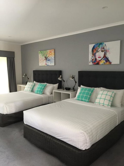 Caledonian Hotel Motel - VIC Tourism 3