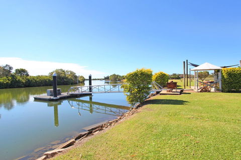 Campbell 7 - Large Queenslander On Maroochy River - VIC Tourism 2