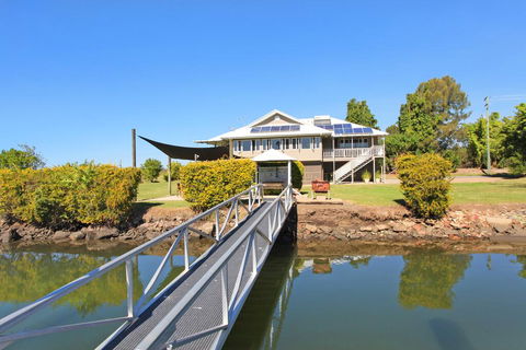 Campbell 7 - Large Queenslander On Maroochy River - VIC Tourism 0