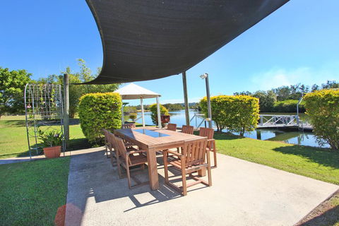 Campbell 7 - Large Queenslander On Maroochy River - VIC Tourism 3
