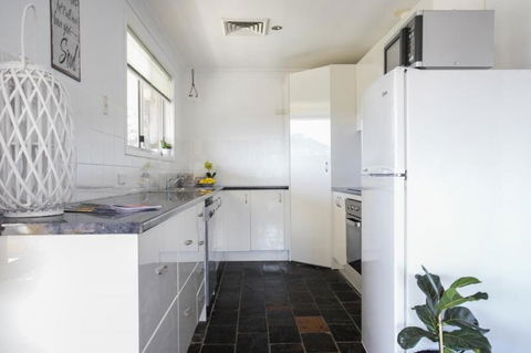Canberra Cres 2E Burrill Lake, Upstairs Apartment - VIC Tourism 1