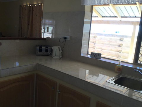 Caretakers Cottage Budget Accommodation - VIC Tourism 3