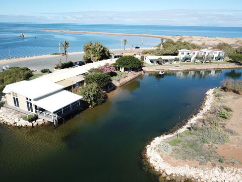 Carnarvon Retreat - VIC Tourism 1