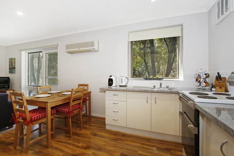 Cedar 6 - Fully Renovated Apartment - VIC Tourism 0