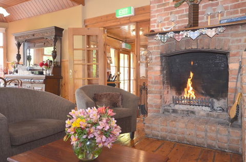 Central Springs Inn - VIC Tourism 1