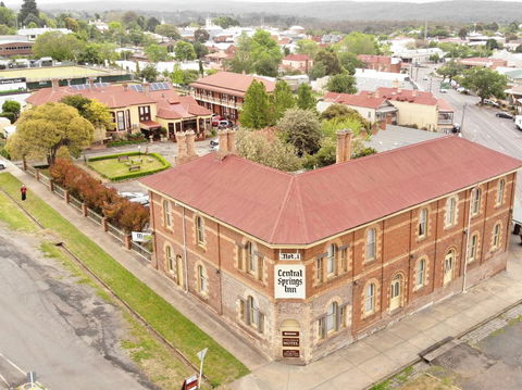 Central Springs Inn - VIC Tourism 0