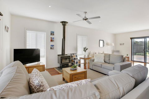 Charchie's By The Sea Pet Friendly Family Home, Close To Beach - VIC Tourism 3
