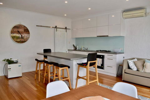 Charming Terrace House On Tree Lined Street - VIC Tourism 1