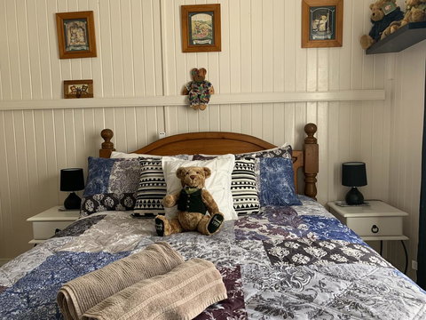 Cherry Blossom Cottage - VIC Tourism 0