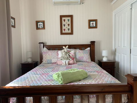 Cherry Blossom Cottage - VIC Tourism 1