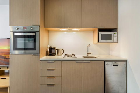 Clean Modern Apartment 15 Mins From City On Tram - VIC Tourism 3