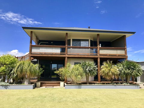 Coastal Paradise Holiday Home: Swimming Pool + WiFi - VIC Tourism 3
