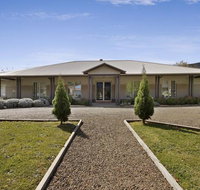 Collins Retreat - 4 Bedroom home with Pool - VIC Tourism