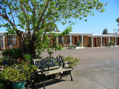 Colonial Motor Lodge Scone - VIC Tourism 0