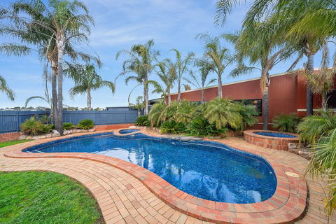 Comfort Inn Peppermill - VIC Tourism 3