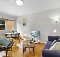 Comfy one-bedroom unit between city and airport - VIC Tourism