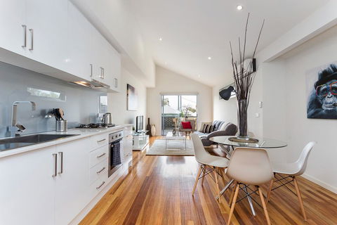 Complete Host Richmond Townhouse Collection - VIC Tourism 0