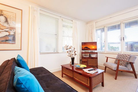 Convenient Studio With Lovely Courtyard - VIC Tourism 0