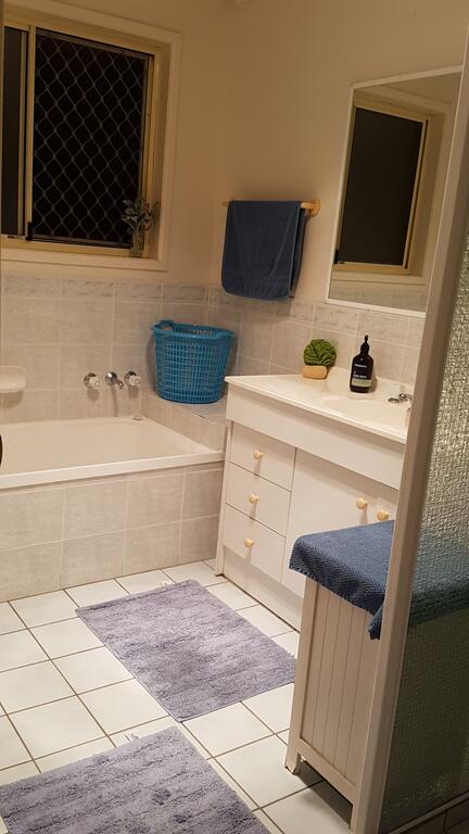 Cosy Quiet Bedroom Ferny Grove - VIC Tourism 3