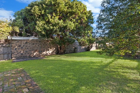 Cottage On James Circa:1855 - Modern Historic - VIC Tourism 3