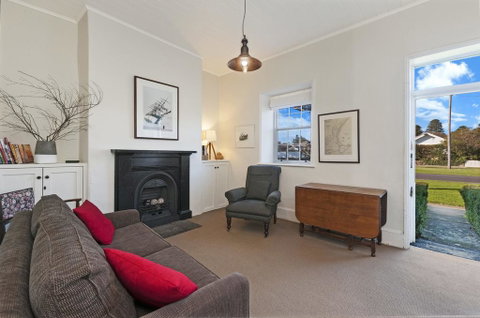 Cottage On James Circa:1855 - Modern Historic - VIC Tourism 1