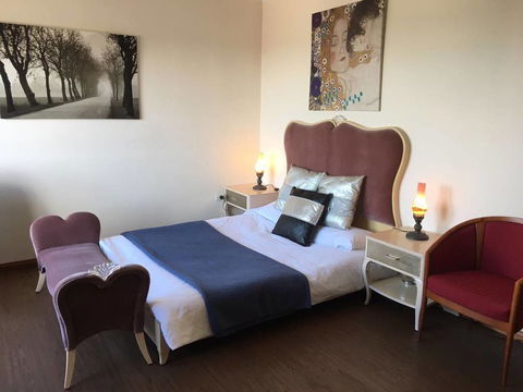 CozyStudioUnit In BeverlyHills (Train Accessible) - VIC Tourism 0